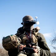 Razboi în Ucraina - soldat ucrainean manevrează o dronă FOTO AFP 