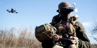 Razboi în Ucraina - soldat ucrainean manevrează o dronă FOTO AFP 