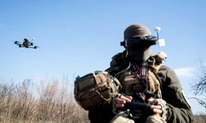 Razboi în Ucraina - soldat ucrainean manevrează o dronă FOTO AFP 