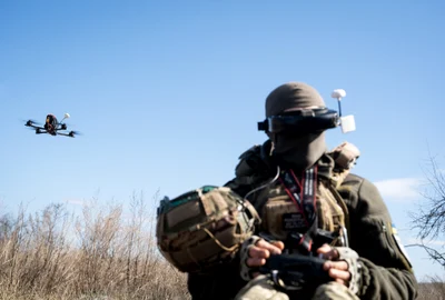 Razboi în Ucraina - soldat ucrainean manevrează o dronă FOTO AFP 