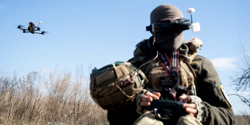 Razboi în Ucraina - soldat ucrainean manevrează o dronă FOTO AFP 
