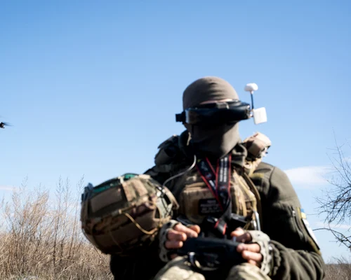 Razboi în Ucraina - soldat ucrainean manevrează o dronă FOTO AFP 