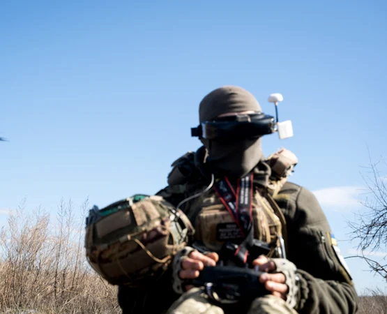Razboi în Ucraina - soldat ucrainean manevrează o dronă FOTO AFP