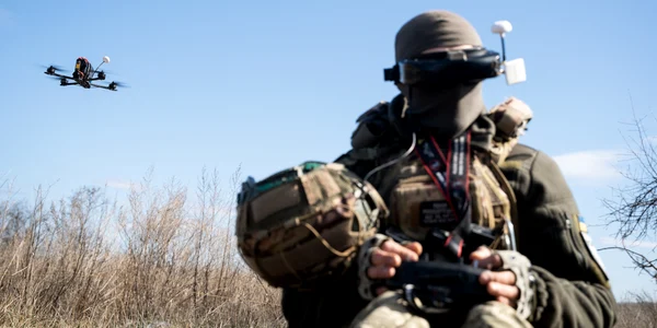 Razboi în Ucraina - soldat ucrainean manevrează o dronă FOTO AFP 