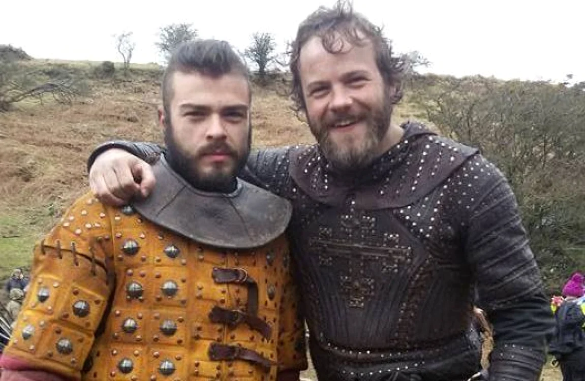 Alex Stanciu împreună cu Moe Dunford, actorul care îl interpretează pe Aethelwulf Sursa foto: facebook/ Saris Bågskytt