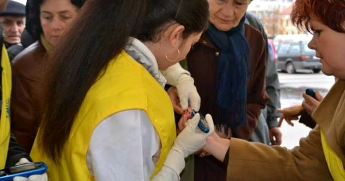 Oamenii au fost testaţi în parcarea unui supermarket arădean FOTO Adevărul