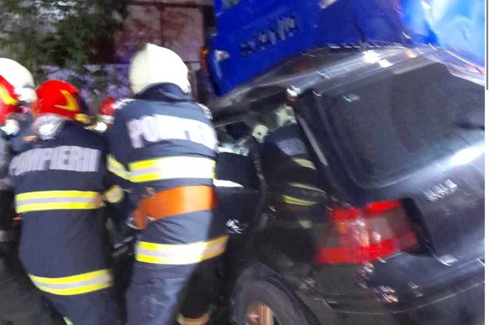
    Patru oameni și-au pierdut viața în urma unui accident între un TIR și o mașinăFoto: news.ro  