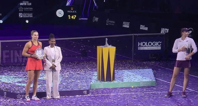 Rybakina i-a întors spatele șefei WTA. A refuzat poza oficială, la scurt timp după ce a primit trofeul la Turneul Campioanelor. I-a înfuriat pe fani