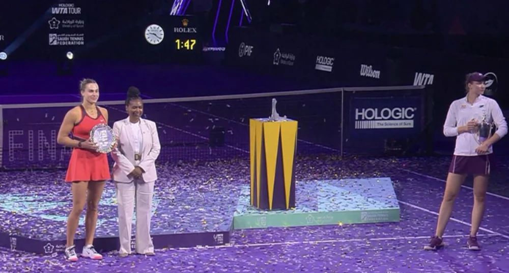 Rybakina i-a întors spatele șefei WTA. A refuzat poza oficială, la scurt timp după ce a primit trofeul la Turneul Campioanelor. I-a înfuriat pe fani