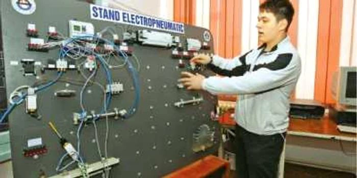 Cu standul electropneumatic inventat de Bogdan se poate verifica toată aparatura electronică 