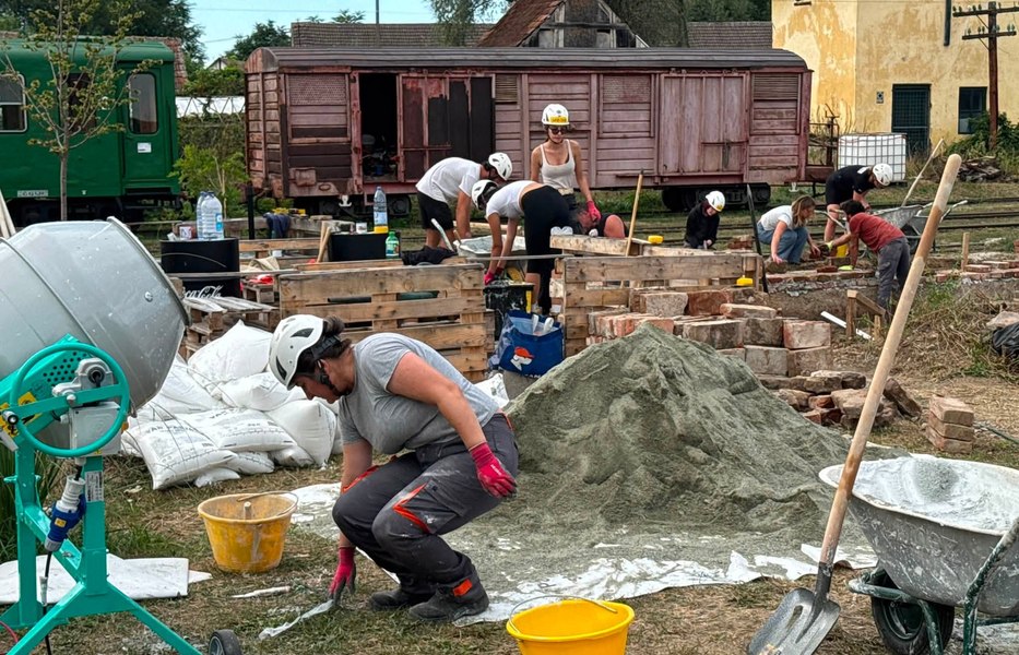 Gările uitate de pe calea ferată Sibiu - Sighișoara, readuse la viață de voluntari. Proiect inedit de salvare a clădirilor feroviare
