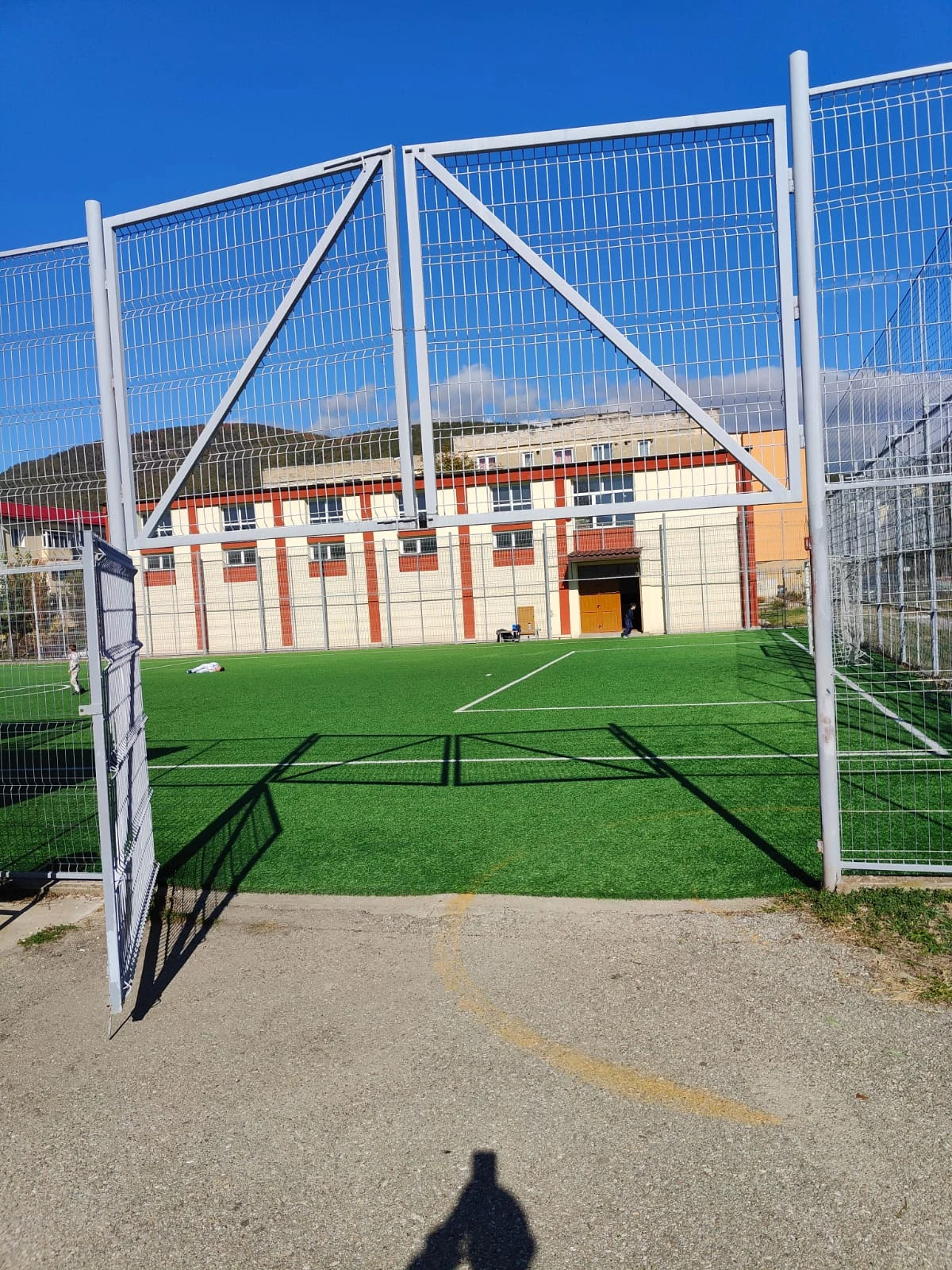 O fată de 8 ani din Gorj a fost rănită după ce poarta metalică de acces pe terenul de fotbal al şcolii a căzut peste ea