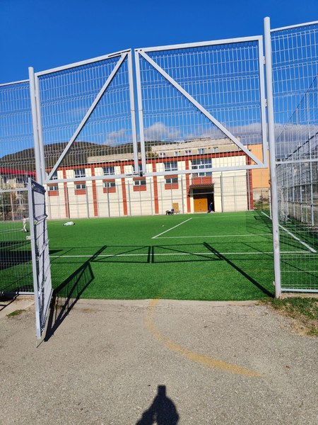 O fată de 8 ani din Gorj a fost rănită după ce poarta metalică de acces pe terenul de fotbal al şcolii a căzut peste ea