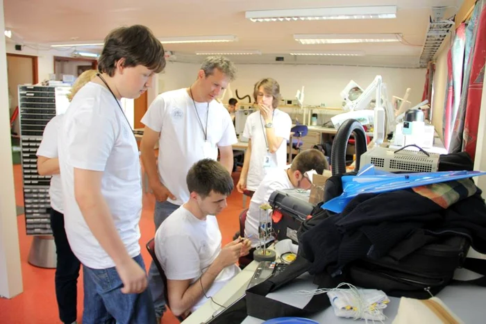 Echipa Ro-Sat One de la CN de Informatică Piatra Neamţ FOTO facebook