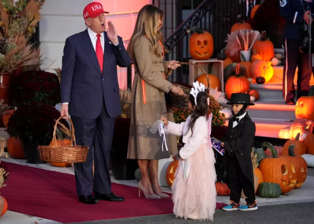 Donald și Melania Trump au primit colindătorii la Casa Albă de Halloween. Foto: captură video X 