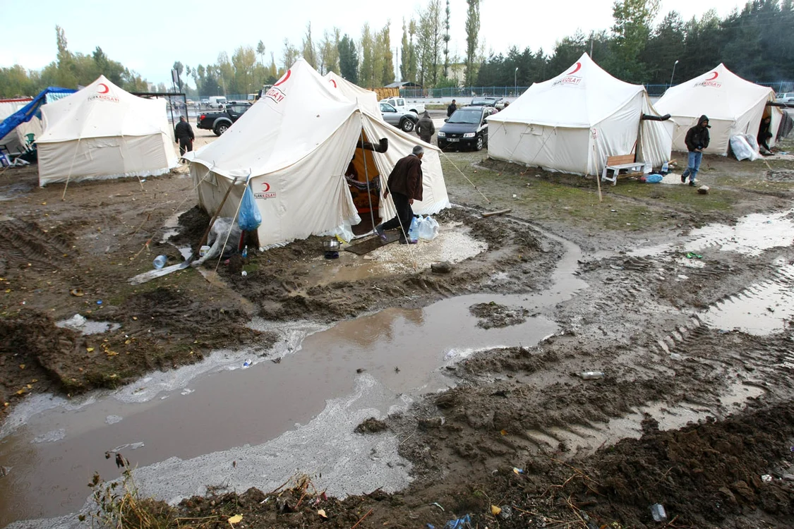 Mulți sinistrați s-au refugiat în corturi, în ciuda vremii deosebit de reci