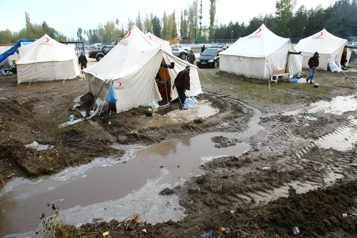 Mulți sinistrați s-au refugiat în corturi, în ciuda vremii deosebit de reci