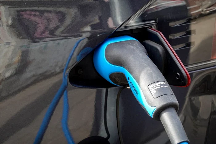Mașină electrică pusă la încărcat