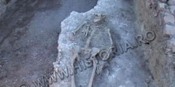 Şapte schelete au fost descoperite pe o suprafaţă de 30 metri pătraţi