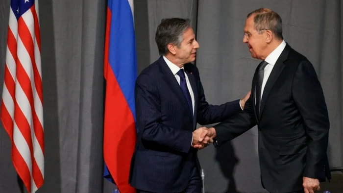 Antony Blinken (stânga) şi Serghei Lavrov în cadrul unei întâlniri bilaterale FOTO EPA-EFE