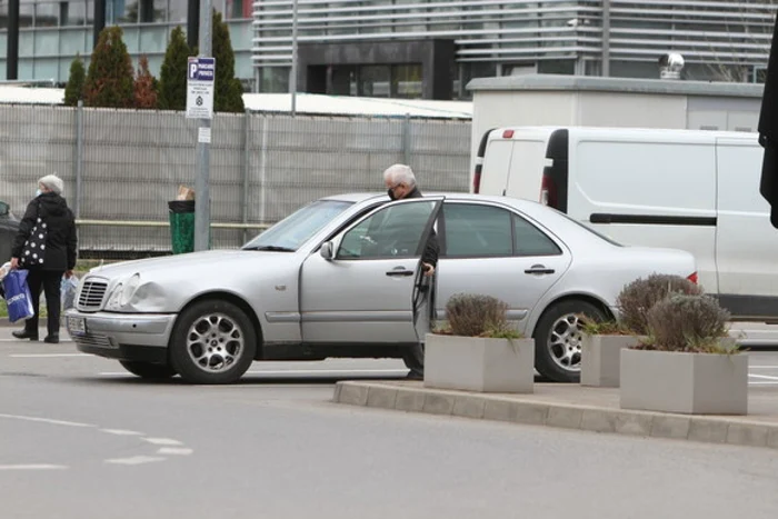 Fostul magnat s-a obişnuit rapid în noua casă, dar şi cu faptul că trebuie să trăiască cu puţin.