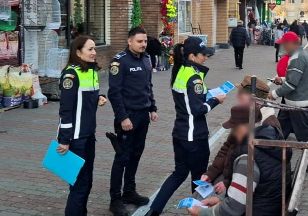 Polițiștii au împărțit pliante de informare privind legislația electorală FOTO: IPJ Olt