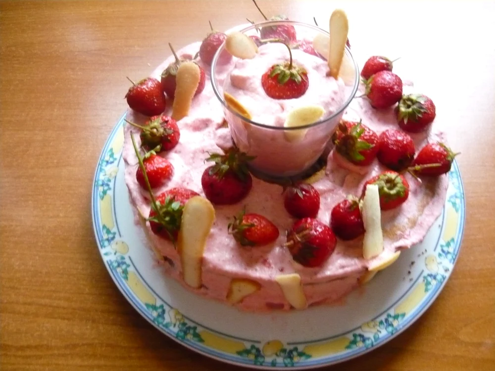 
    Tort cu căpşuni şi frişcă  