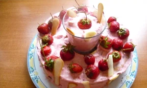 tort cu spuma de capsuni jpeg