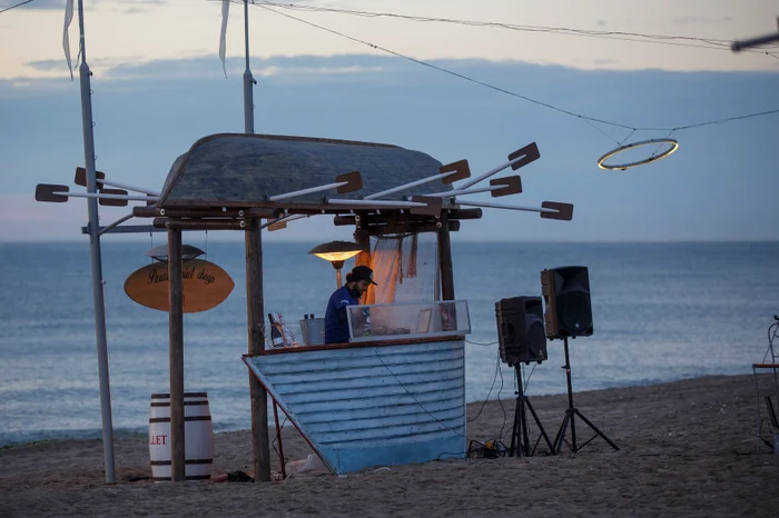 Pe plaja din Vama Veche, un singur DJ a pus muzică pentru pescăruși jpeg