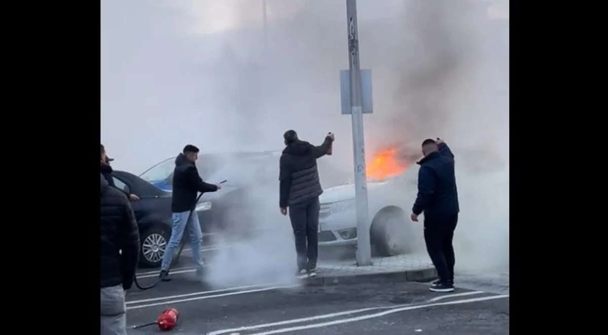 Mașină cuprinsă de flăcări în parcarea unui hipermarket din Pitești. Imagini virale cu intervenția șoferilor aflaţi în zonă