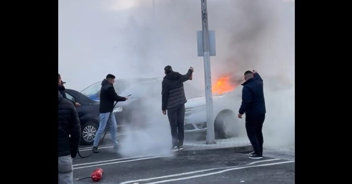 Incendiu puternic la o mașină în parcarea unui hipermarket din Pitești, șoferi solidari.