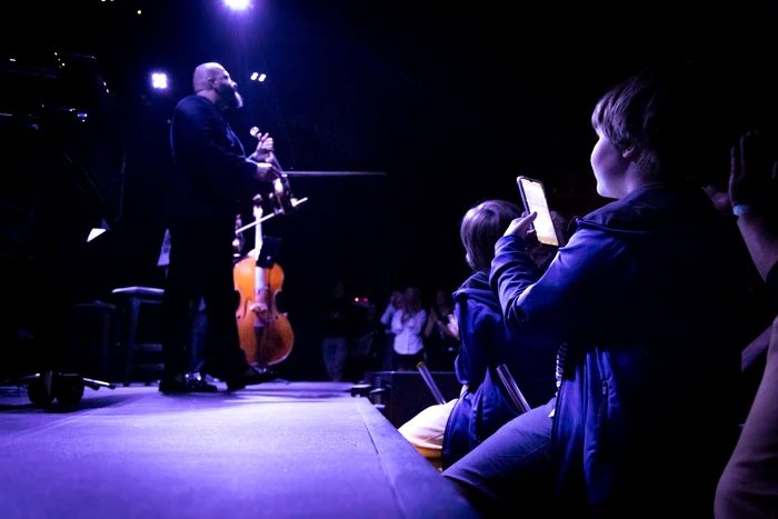 Viitor meloman cucerit de Janoska Ensemble în Club Control. Foto: Ştefania Burcea