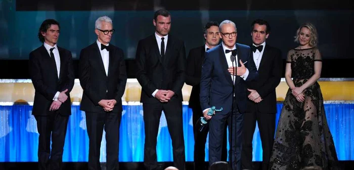 Michael
Keaton, acceptă premiul pentru „cel mai bun film“ în numele
echipei din „Spotlight“ FOTO AP