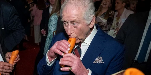 Regele Charles cântând la un morcov foto X jpeg
