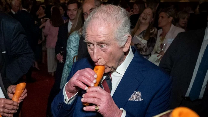 Regele Charles cântând la un morcov FOTO: X
