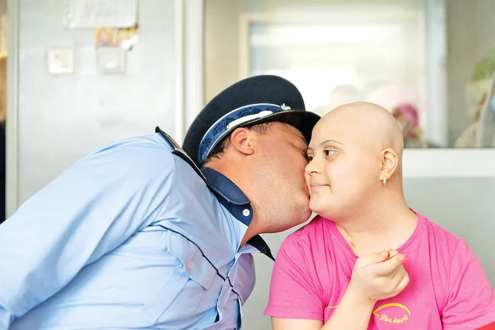 Micuţa Alessia a rămas fără   cuvinte când l-a văzut pe “poliţist”. Foto: Enrico Brodoloni