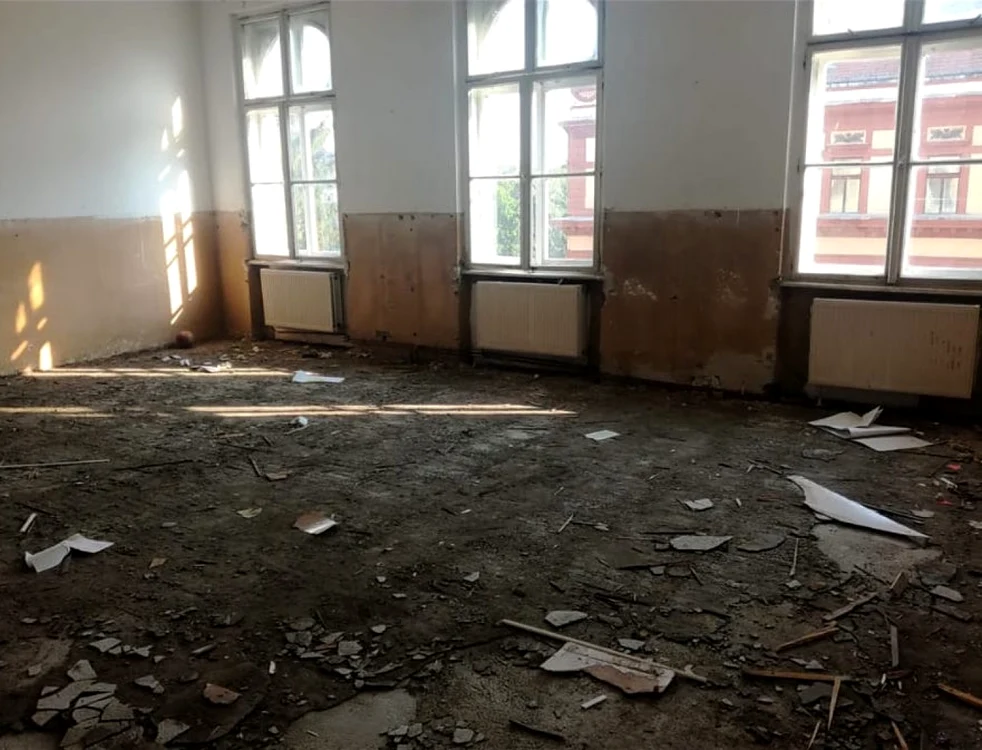 În vederea refacerii atructurii a fost necesară demolarea tencuielilor şi pardoselilor până la zid. Foto: Ionuţ Dincă
