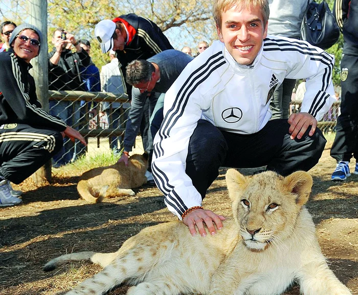
    Philipp Lahm  s-a fotografiat  alături de  un pui de leu  