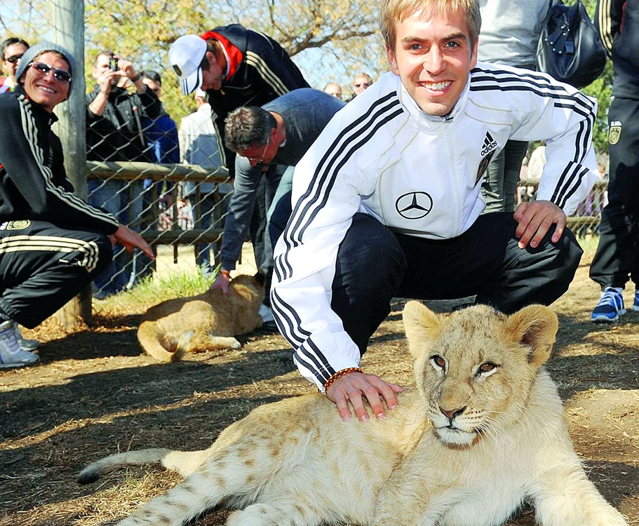 
    Philipp Lahm  s-a fotografiat  alături de  un pui de leu  