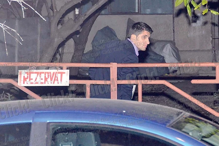 Laura şi Cosmin erau cu ochii în patru la ieşirea din restaurant (FOTOGRAFII: click!)