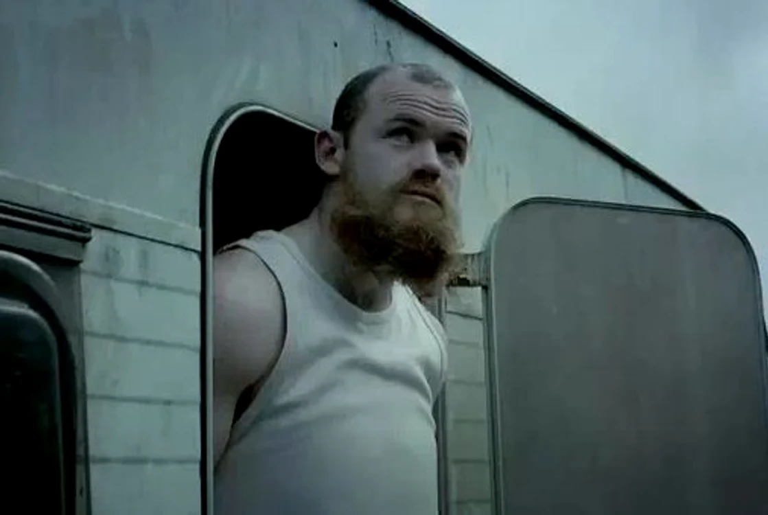 Rooney cel sărac şi cu barbă este personajul cel mai interesant al filmuleţului