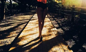 Alexandra Stan (26 de ani) a ieșit la plimbare în fundul gol jpeg