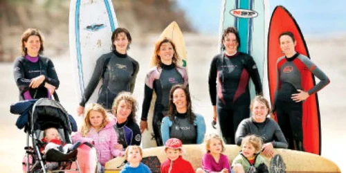 Mămicile-surferiţe despică valurile