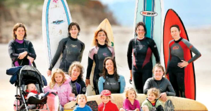 Mămicile-surferiţe despică valurile