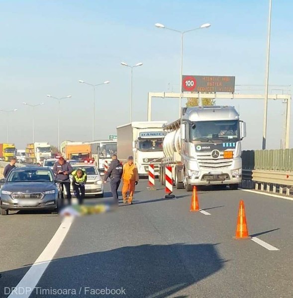Accident mortal pe autostradă. Un șofer care ieșise să repare mașina a fost lovit violent de un TIR