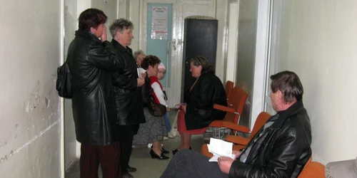 Pacienţii aşteaptă la cabinetele medicale