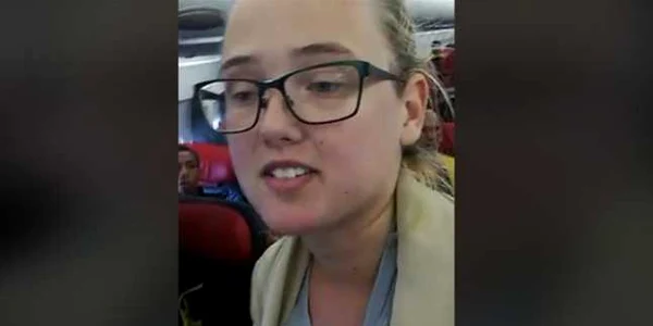 Elin Ersson din Suedia protesteaza pe Facebook fata de expulzarea unui solicitant de azil afgan FOTO Captura YouTube