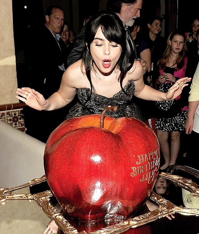 2013 Lily Collins  (25 de ani) 