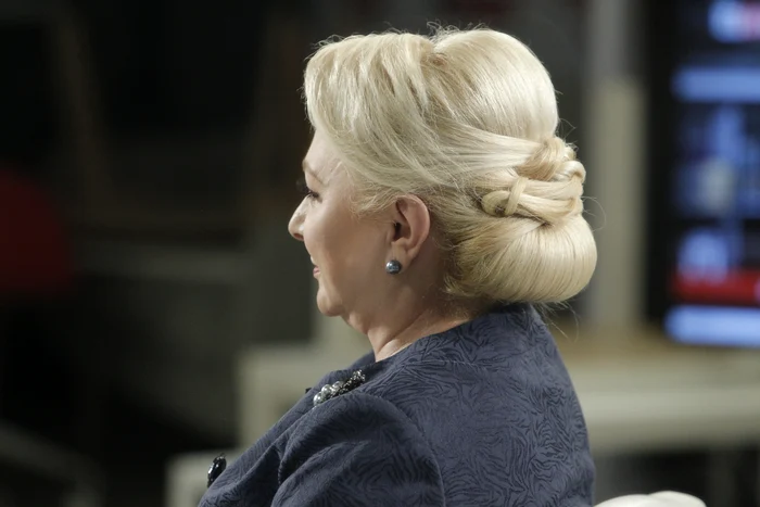 Celebru coc al premierului Viorica Dăncilă a arătat astăzi mai sofisticat, cu codițe împletite