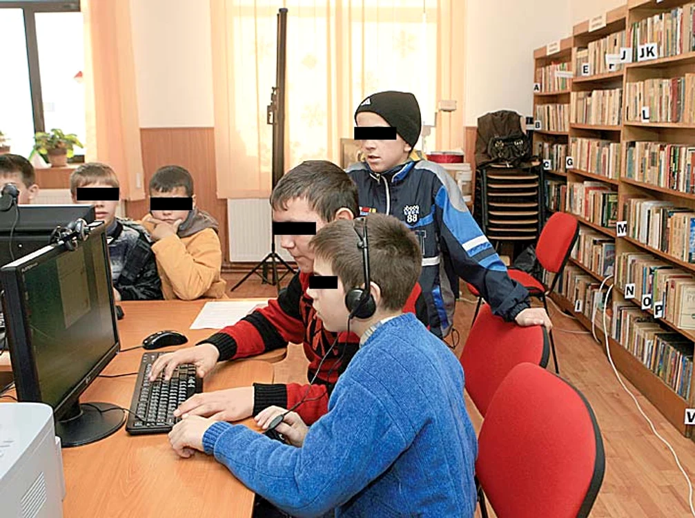 Elevii se aflau la şcoală, în laboratorul de Informatică, atunci când au trimis e-mailul ameninţător
